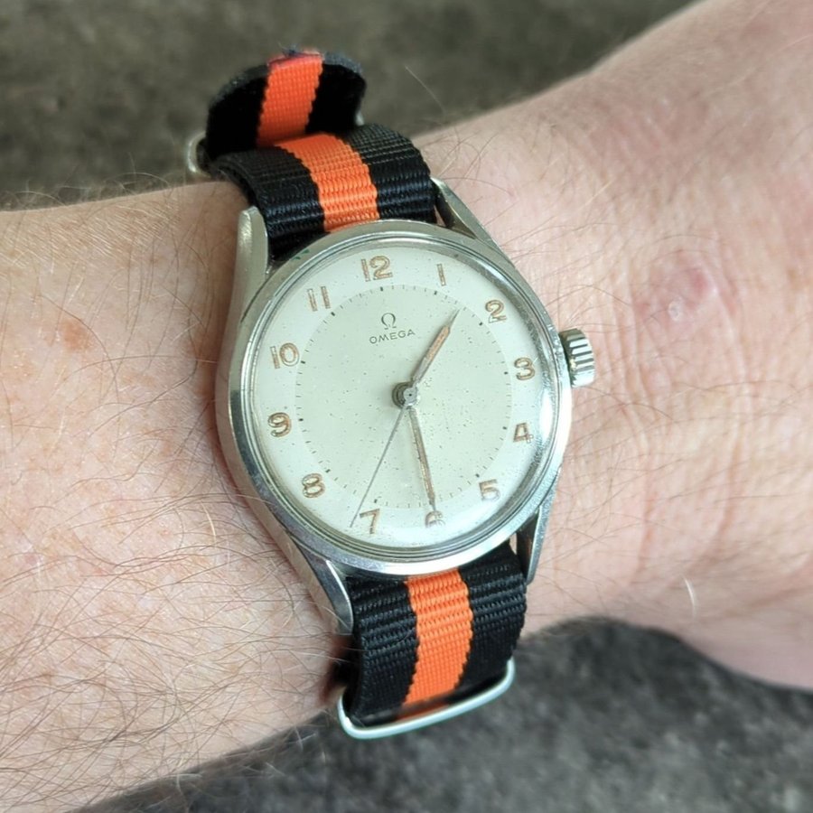 Omega manuellt ur. 36mm utan krona inräknat. Fungerar - Cal 283.