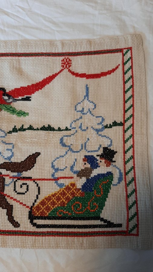 VÄGGBONAD JULOTTA HANDBRODERAD KORSSTYGN JUL 107 X 41 CM I FINT SKICK