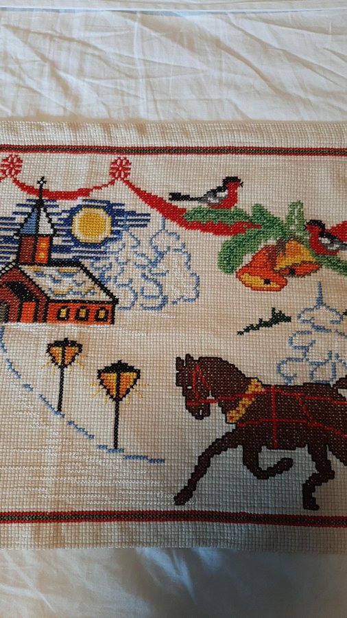 VÄGGBONAD JULOTTA HANDBRODERAD KORSSTYGN JUL 107 X 41 CM I FINT SKICK