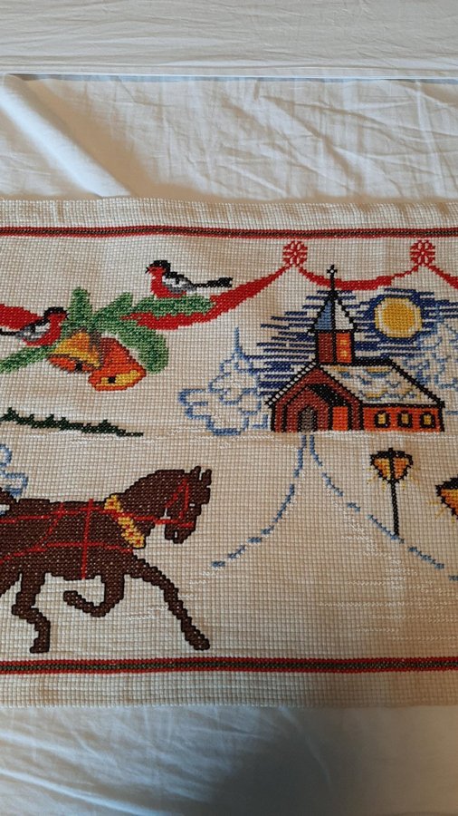 VÄGGBONAD JULOTTA HANDBRODERAD KORSSTYGN JUL 107 X 41 CM I FINT SKICK