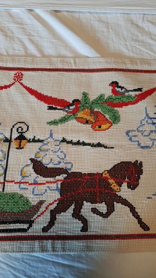 VÄGGBONAD JULOTTA HANDBRODERAD KORSSTYGN JUL 107 X 41 CM I FINT SKICK