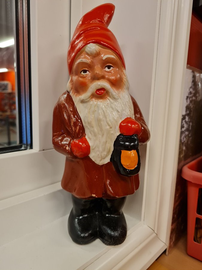 Vintage tysk VEB Tomte med lykta och julklappssäck, tillverkad av terrakotta.