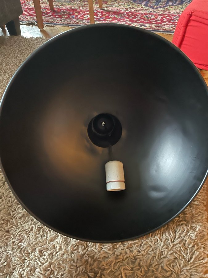 Stor svart industrilampa i plåt diameter 40 cm taklampa