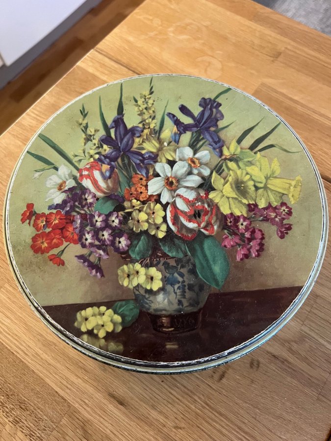 Vacker Vintage Plåtburk - Kakburk - Vas med blommor