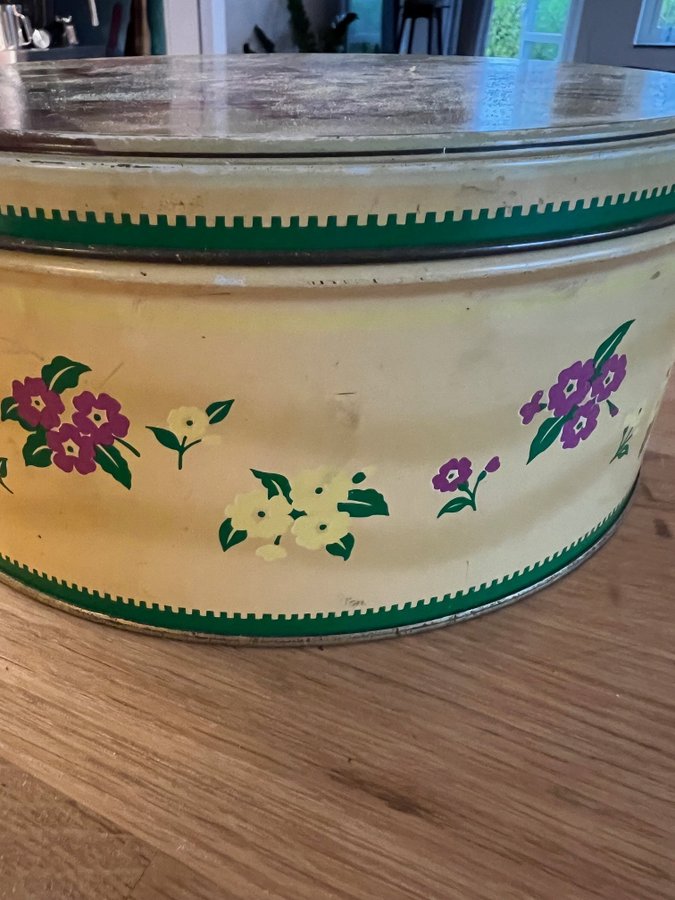 Vacker Vintage Plåtburk - Kakburk - Vas med blommor