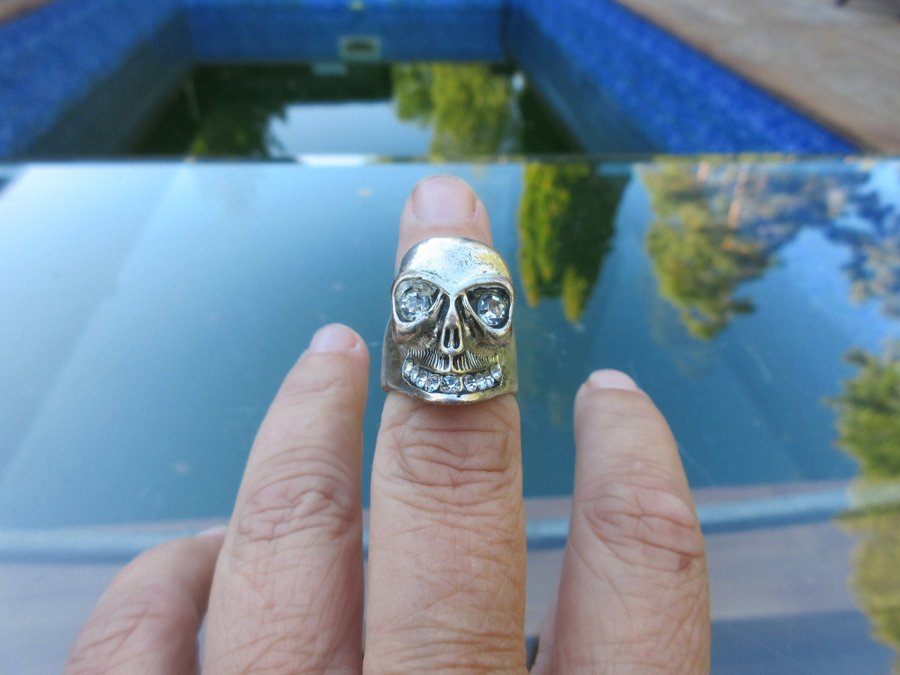 ÄLDRE SKULL DÖSKALLE RING MED STENAR!!