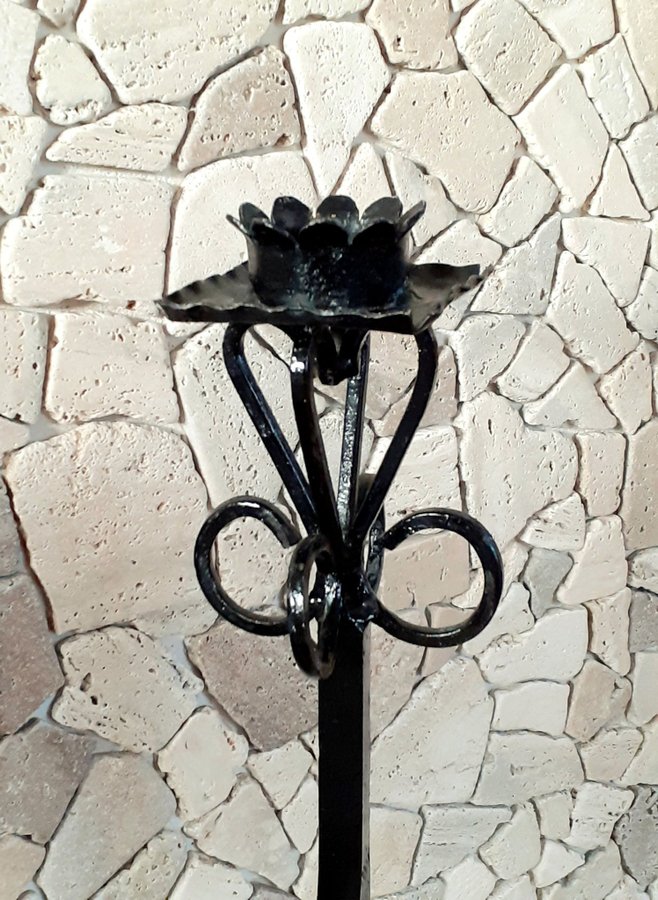 Smidd ljusstake, golvljusstake i svart smide / metall, 1900-tal.