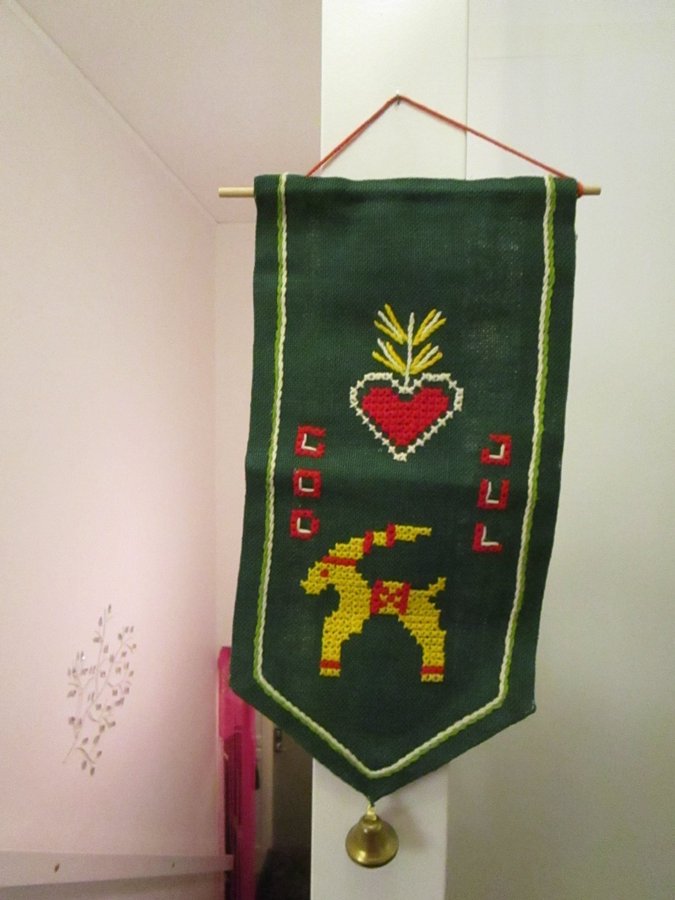 Vacker handbroderad julbonad med tex