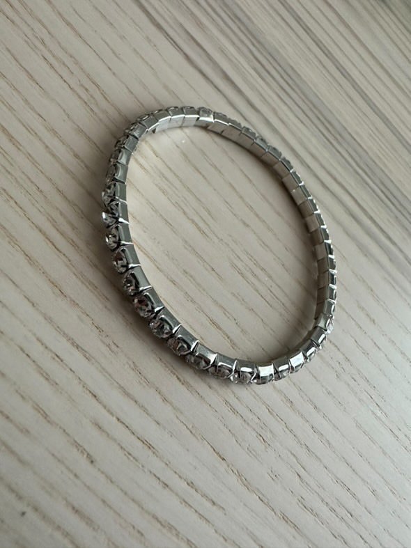 Armband stretch med stenar silverfärgad