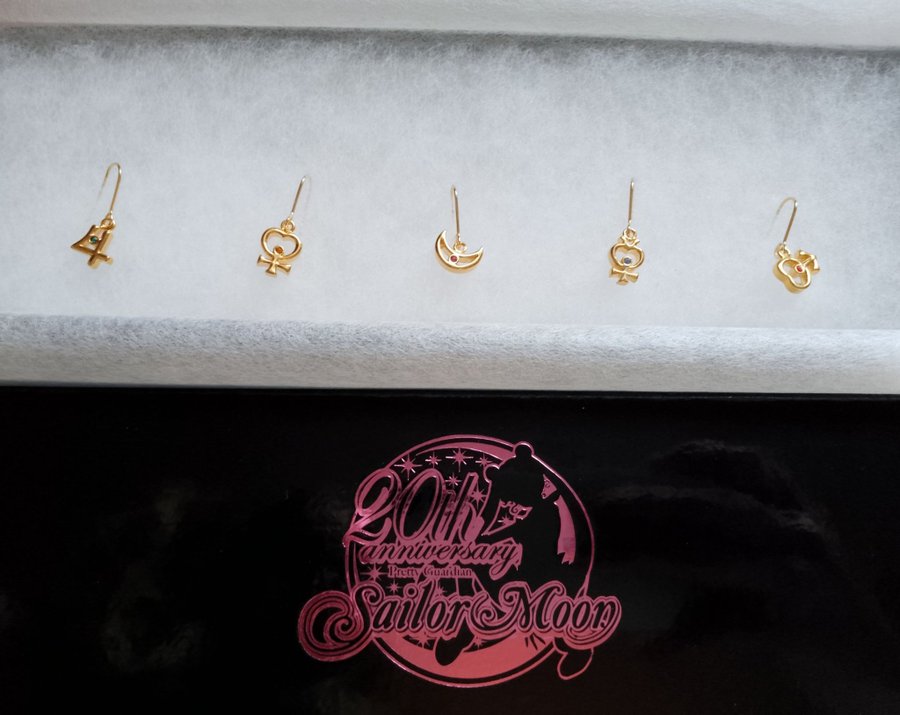 Sailor Moon Örhängen Symboler 20th Anniversary Premium Bandai Swarovski 18k Guld