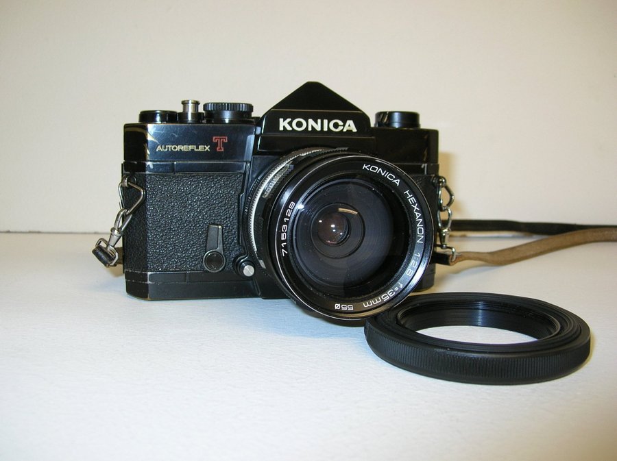 Konica Autoreflex T med 35mm objektiv samt blixt Braun 370 BVC