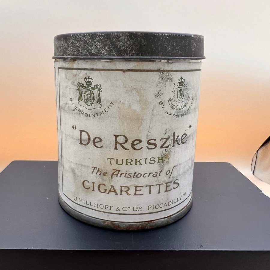 Vintage Plåtask för cigarretter, ”DE RESZKE” The Aristocrat of CIGARETTES.