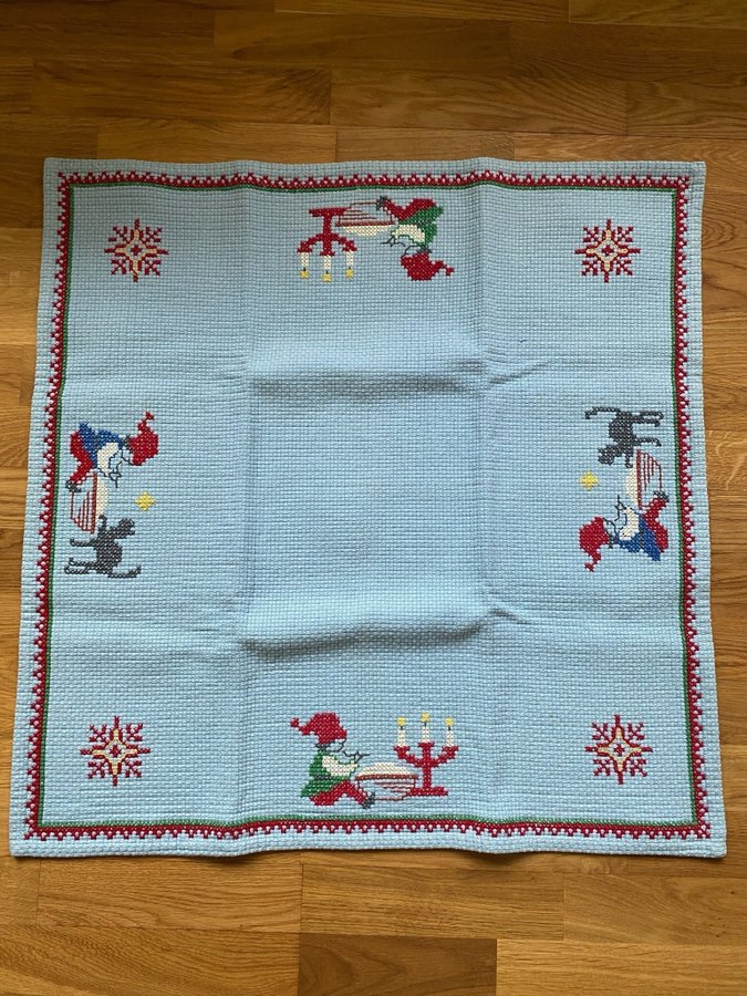 Julduk broderad korsstygn retro 74*74 cm tomtar