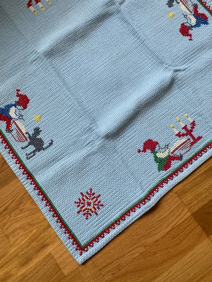 Julduk broderad korsstygn retro 74*74 cm tomtar