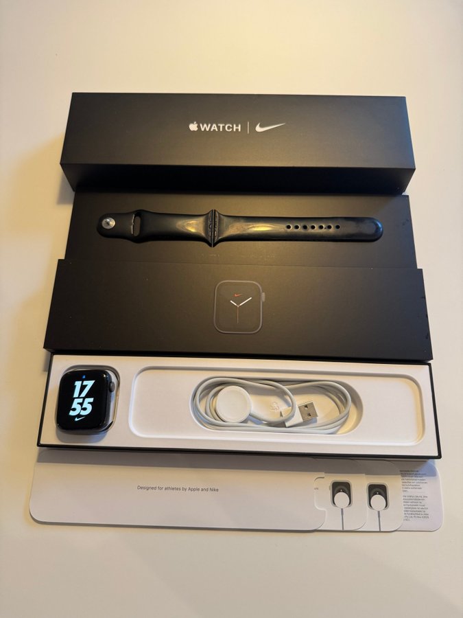 Apple Watch Nike Series 6 (GPS) 44mm Rymdgrå med svart sportband