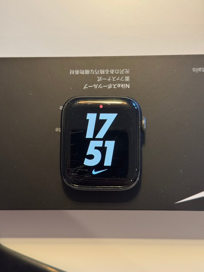 Apple Watch Nike Series 6 (GPS) 44mm Rymdgrå med svart sportband