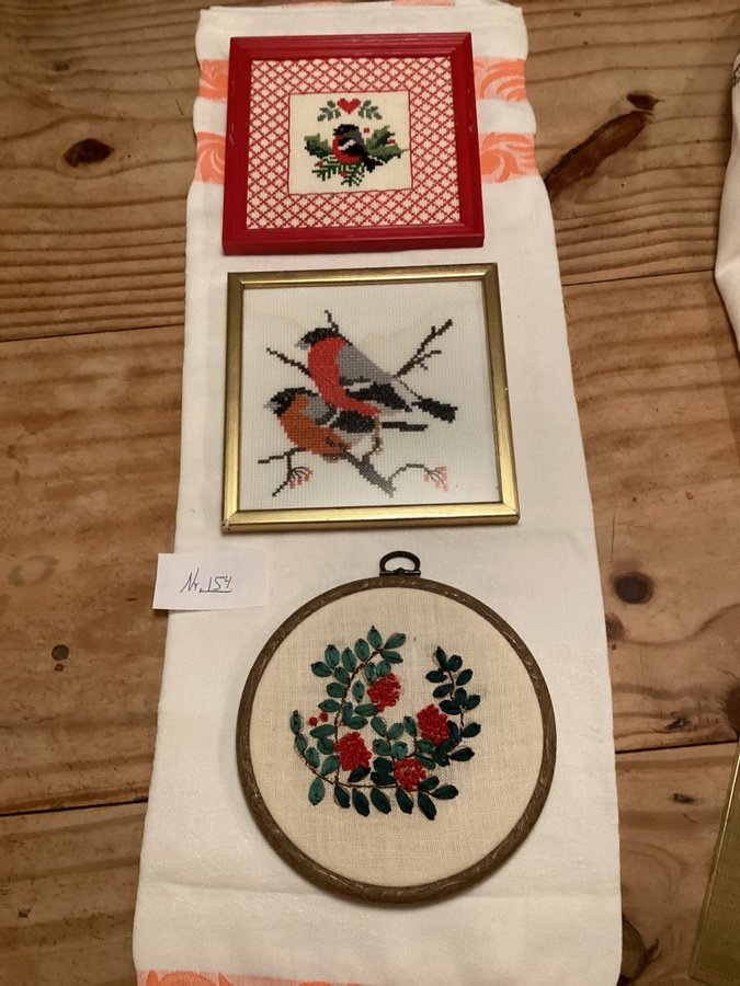 Broderade tavlor med julmotiv och fåglar