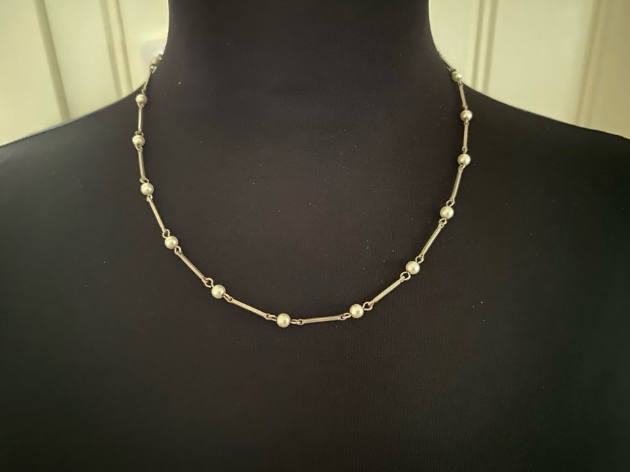 Äldre silverhalsband med pärlor. Märkt 835, kattfot S.