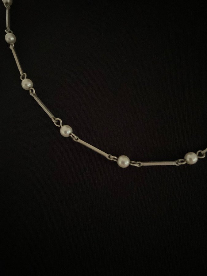 Äldre silverhalsband med pärlor. Märkt 835, kattfot S.