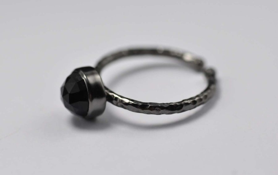 Vackert silver ring med ONYX - pläterad med svart Rhodium