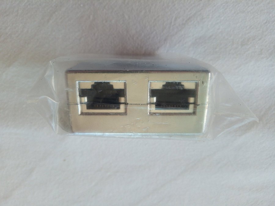 T-kontakt FTP RJ45 2 x RJ45 F/F 8P RJ45, oanvänd, i originalförpackning