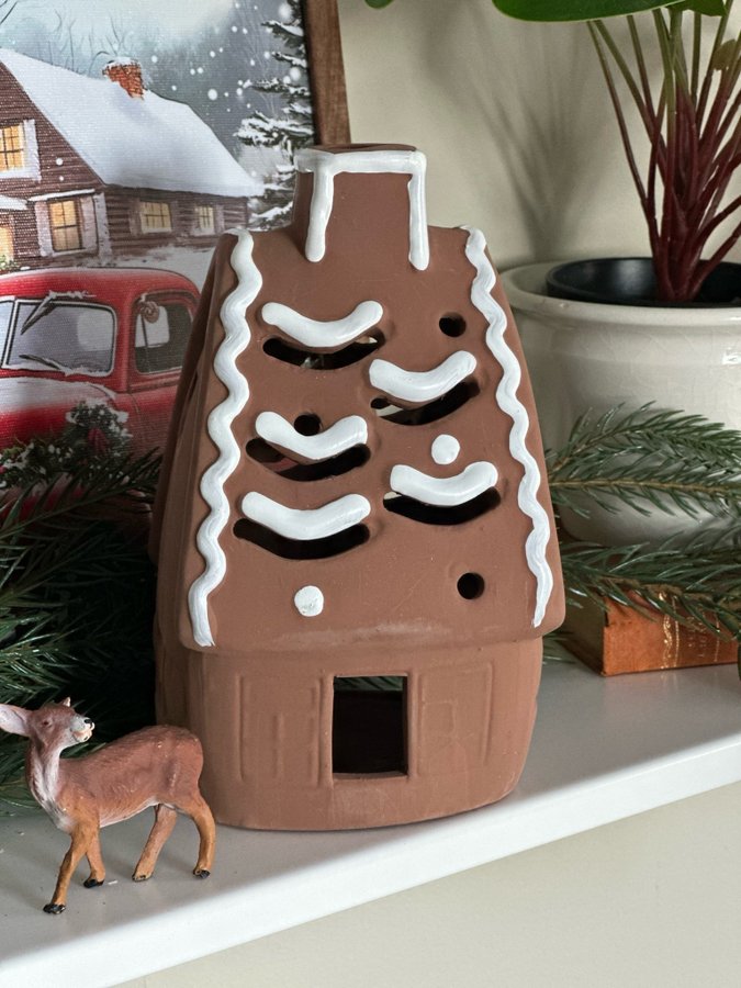 Pepparkakshus i keramik ljuslykta