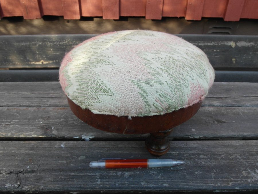 Gammal liten klädd fotpall i trä, höjd 15 cm, diameter 25 cm