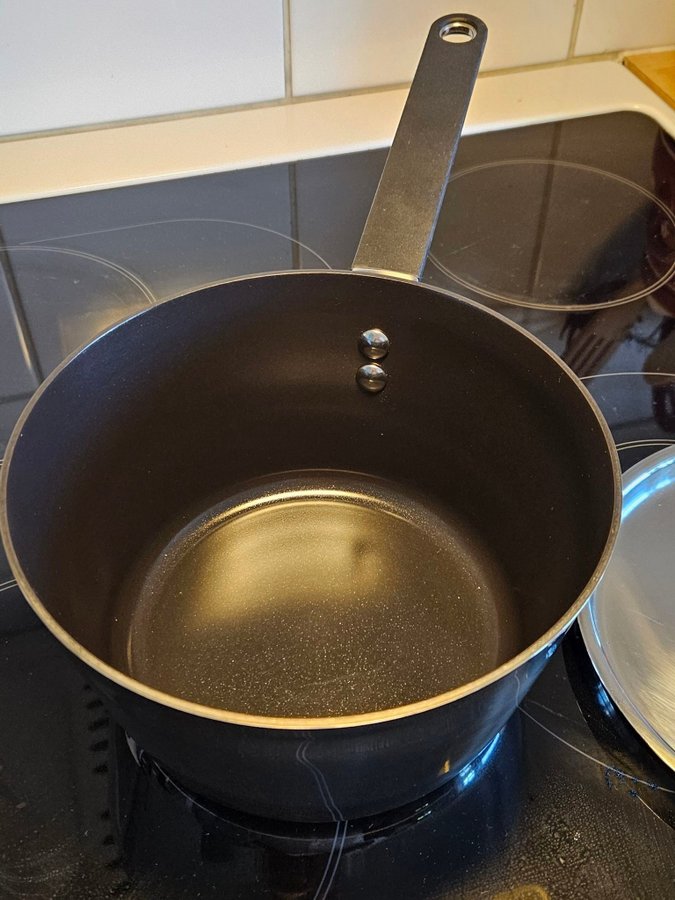 Kastrull med keramisk non-stick-ytaTAREQ TAYLOR Två L