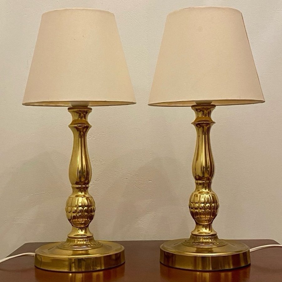 Bordslampa ett par , mässing med Original lampskärm ” spänd ” Firma SVENSKT TENN