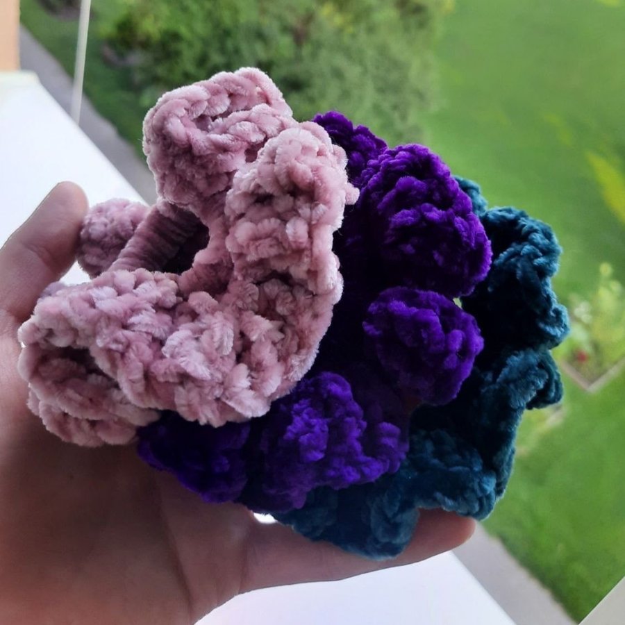 Fluffiga scrunchies i olika färger