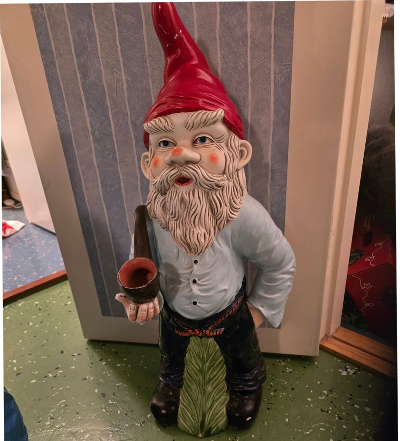 Stor och fin Tomte/gnome med pipa