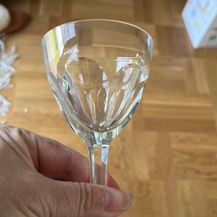 Vinglas 2 st, likörglas 3 st., troligtvis Glimma, men vet ej.