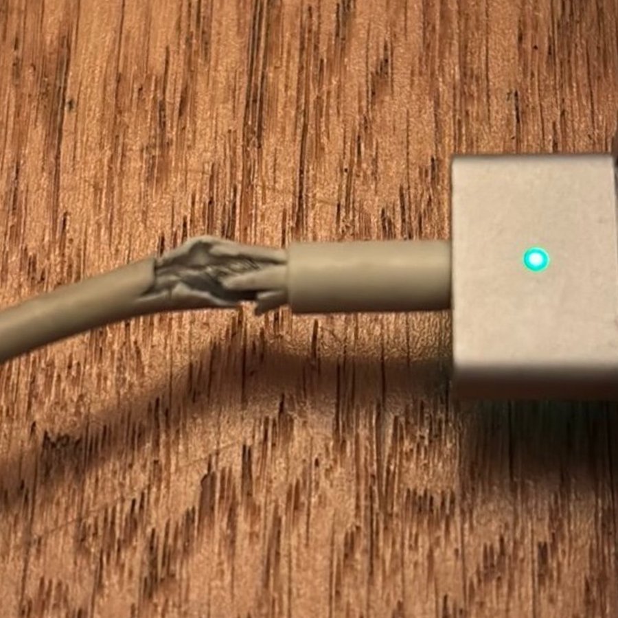 Apple MagSafe 45W Strömförsörjning - kabel skadad men fungerande