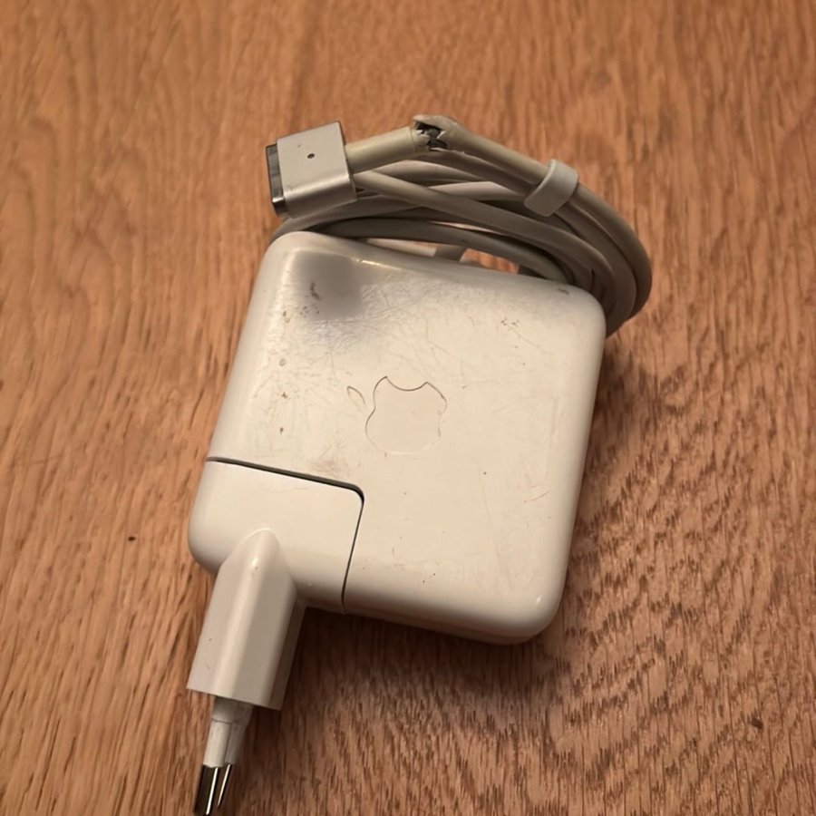 Apple MagSafe 45W Strömförsörjning - kabel skadad men fungerande