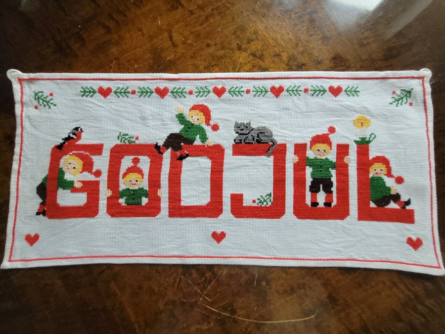 Fin julbonad handbroderad GOD JUL nissar katt 49×22cm