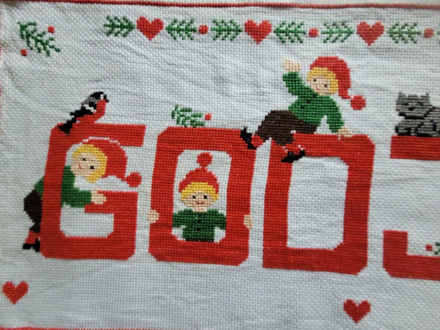 Fin julbonad handbroderad GOD JUL nissar katt 49×22cm