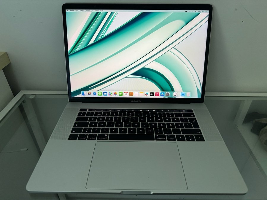 MacBook Pro 2018 15 tums 16/512 i7 utmärkt skick