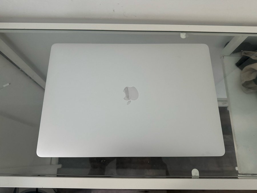 MacBook Pro 2018 15 tums 16/512 i7 utmärkt skick