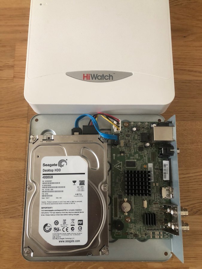 HiWatch DS-H104Q + 4TB + 4 kamera