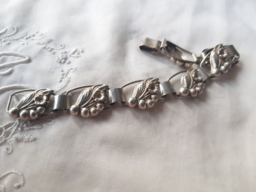 Äkta vintage - vackert armband av fint blommönstrat silver, längd 20,5cm