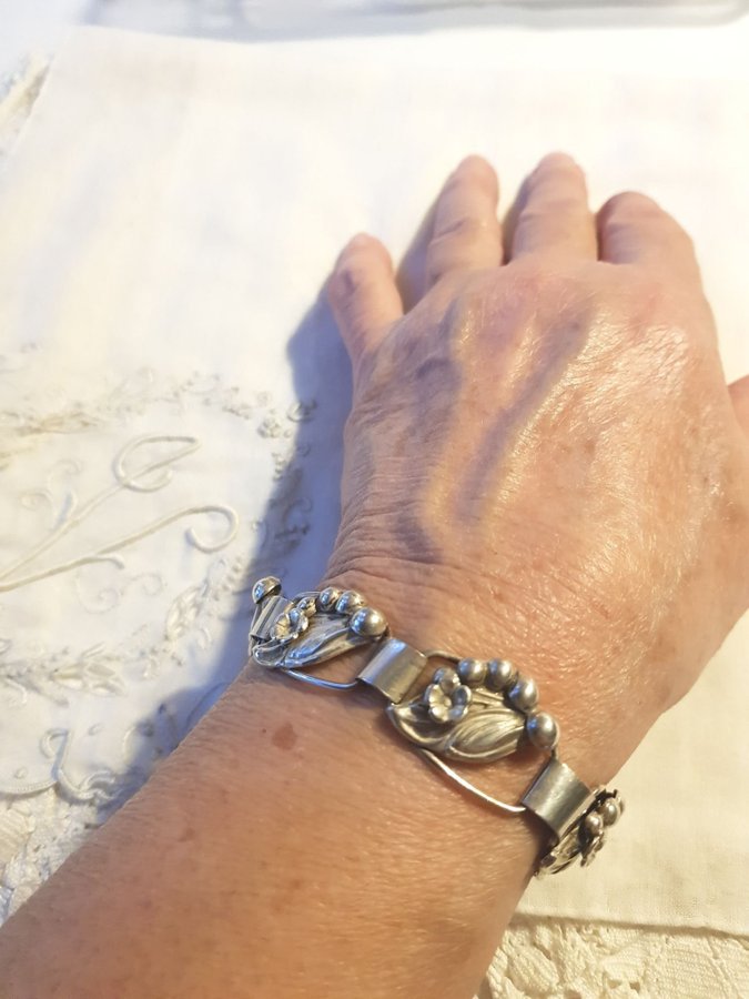 Äkta vintage - vackert armband av fint blommönstrat silver, längd 20,5cm