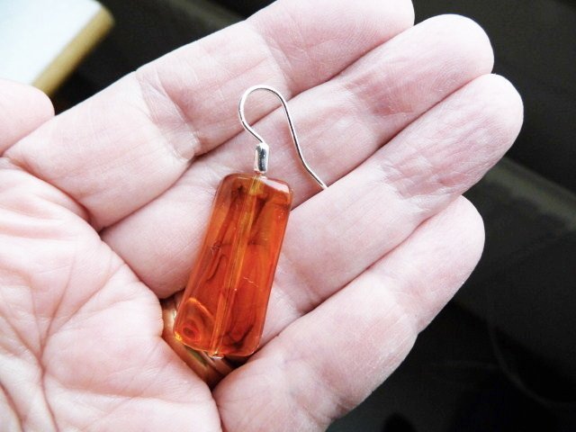 långlånga ÖRHÄNGEN krokar sp med vridna plattor av man made AMBER bärnsten