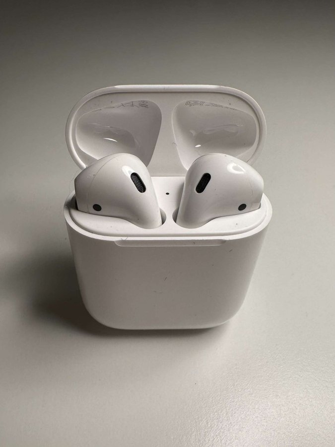 Apple AirPods 2:nd gen i fint skick!