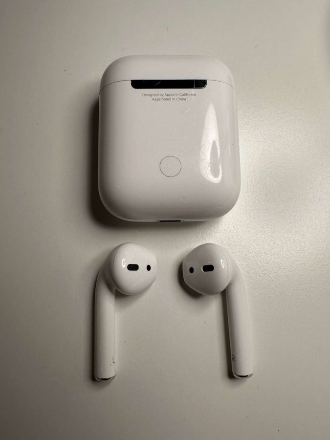 Apple AirPods 2:nd gen i fint skick!