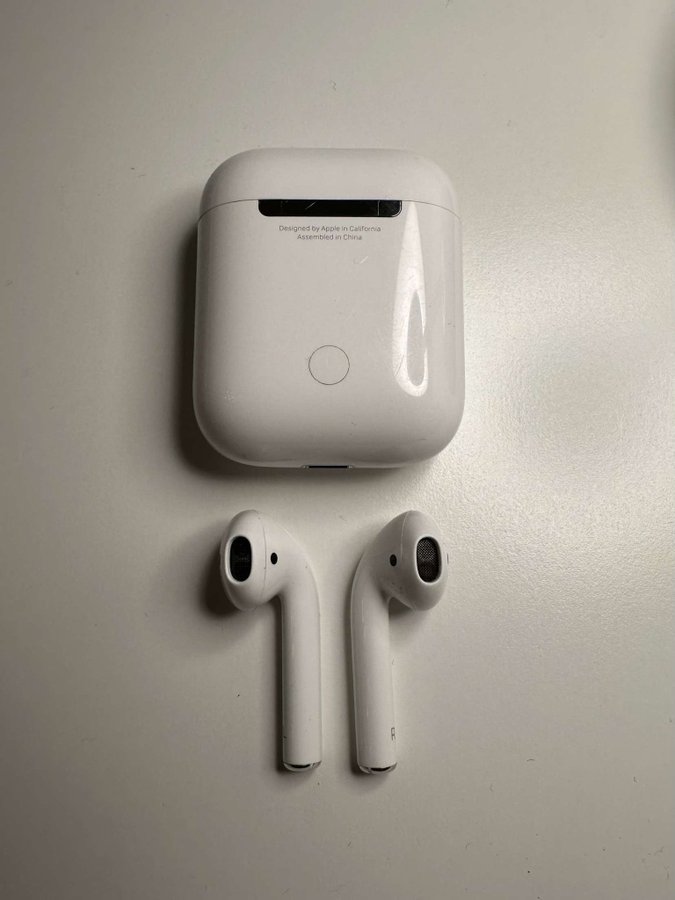 Apple AirPods 2:nd gen i fint skick!