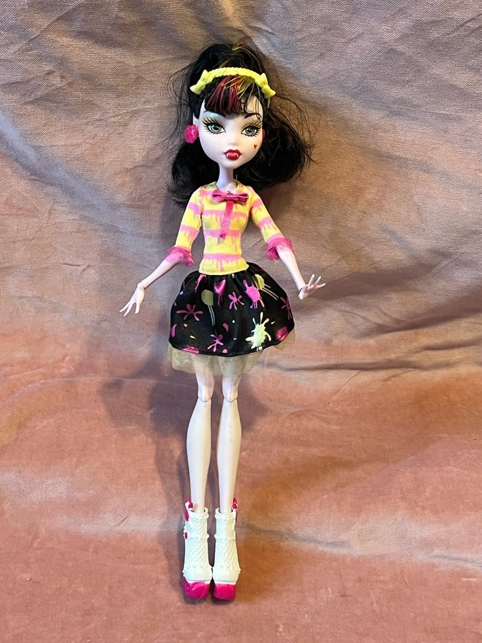 Draculaura art class monster high