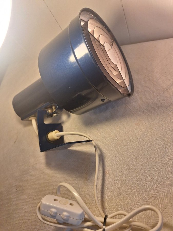 Retro vägglampa Kostalampan 70 80-tal böjbar mörkblå. Lampan 566