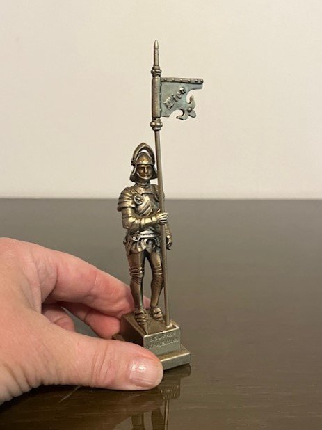 Figurin i tenn 15 cm Pansarriddarstaty. Eisenstatuette des Wiener Rathausmannes