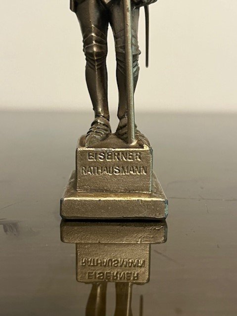 Figurin i tenn 15 cm Pansarriddarstaty. Eisenstatuette des Wiener Rathausmannes