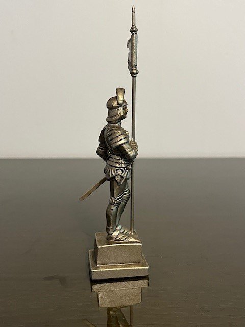 Figurin i tenn 15 cm Pansarriddarstaty. Eisenstatuette des Wiener Rathausmannes